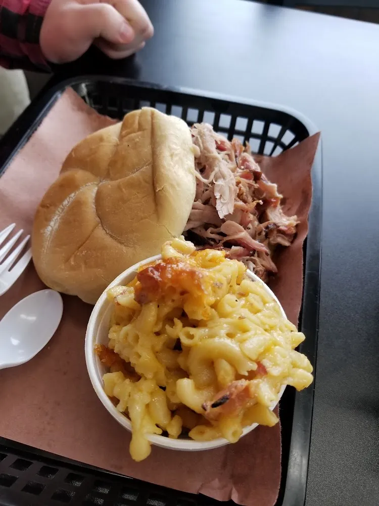 Pulled Pork Sandwich with Macaroni Cheese